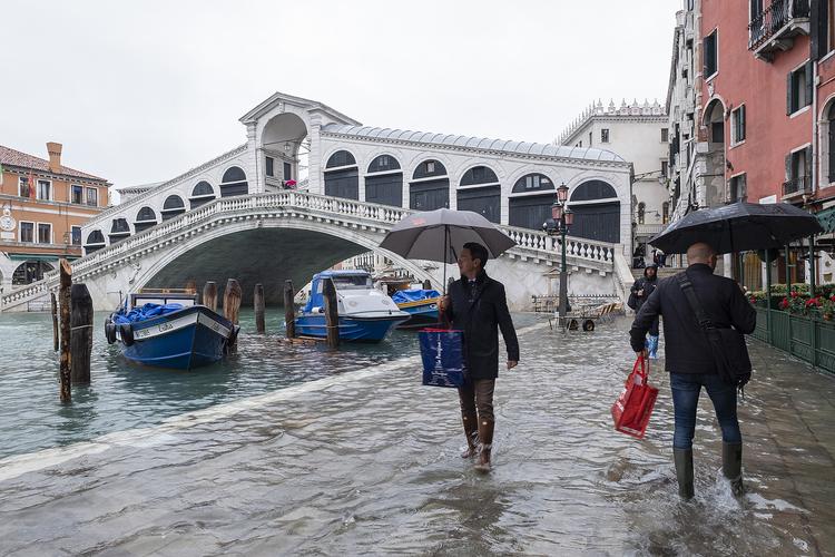 威尼斯的街道都是水吗视频（威尼斯有没有街道）