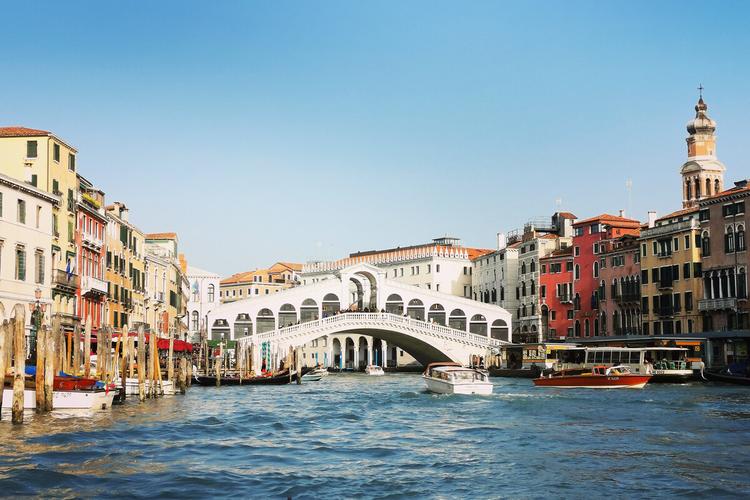 威尼斯水上小镇历史地理（威尼斯水上风光）