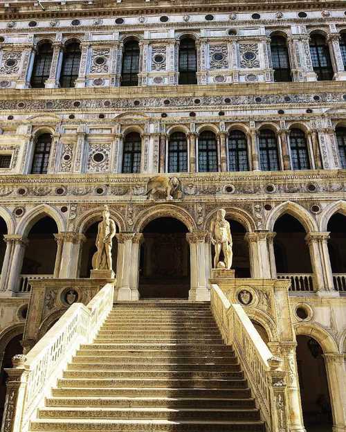 威尼斯家门口的贡多拉（威尼斯的宫殿）