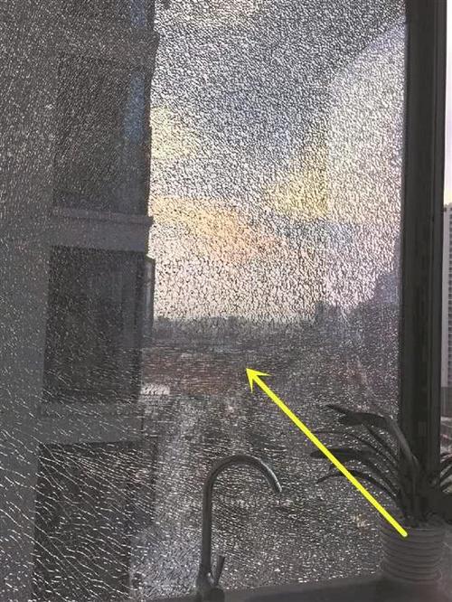 威尼斯门窗玻璃暴裂原因（威尼斯玻璃工艺品）