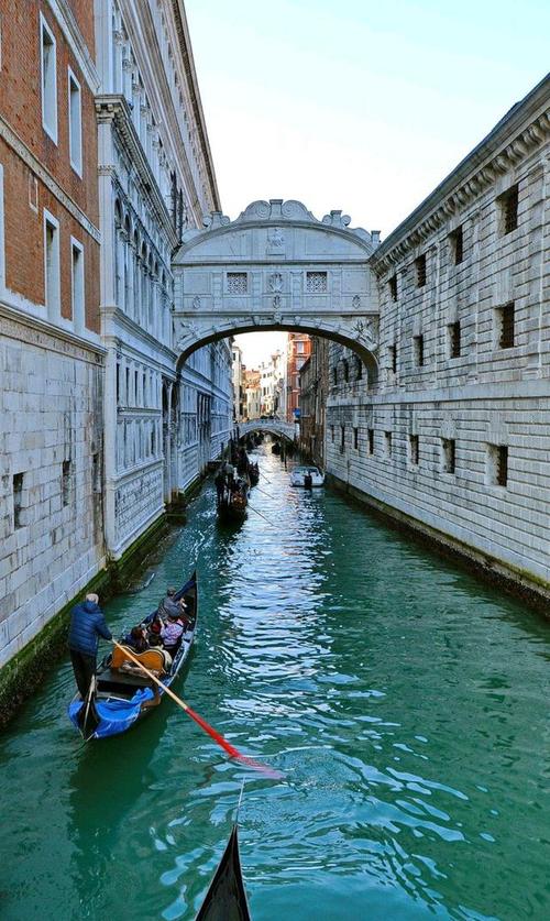 威尼斯为什么要在二楼修河（威尼斯为什么要在二楼修河流呢）