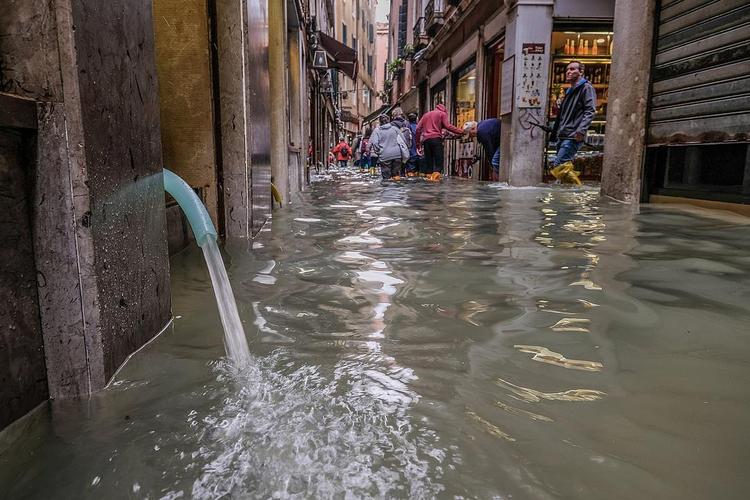 威尼斯水患致旅游业萧条（威尼斯水灾的原因和保护措施）