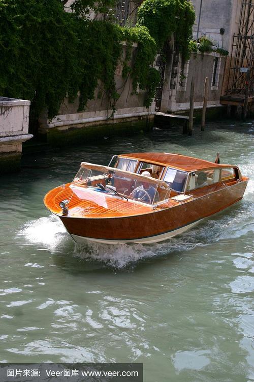 威尼斯的小艇独特的风情（威尼斯的小艇独特的风情有哪些）