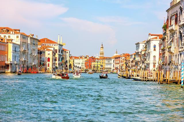 被誉为法国威尼斯的城市（威尼斯是海中的城在法国半岛的东北角是一群小岛）