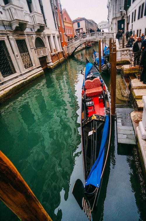中国威尼斯小艇的图片大全（威尼斯小艇游览风光视频）