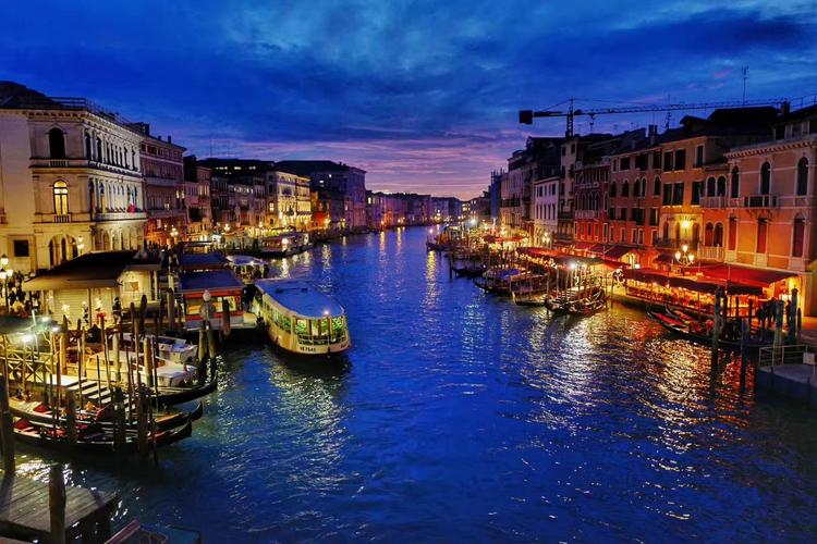 威尼斯夜空（威尼斯夜空的图片）
